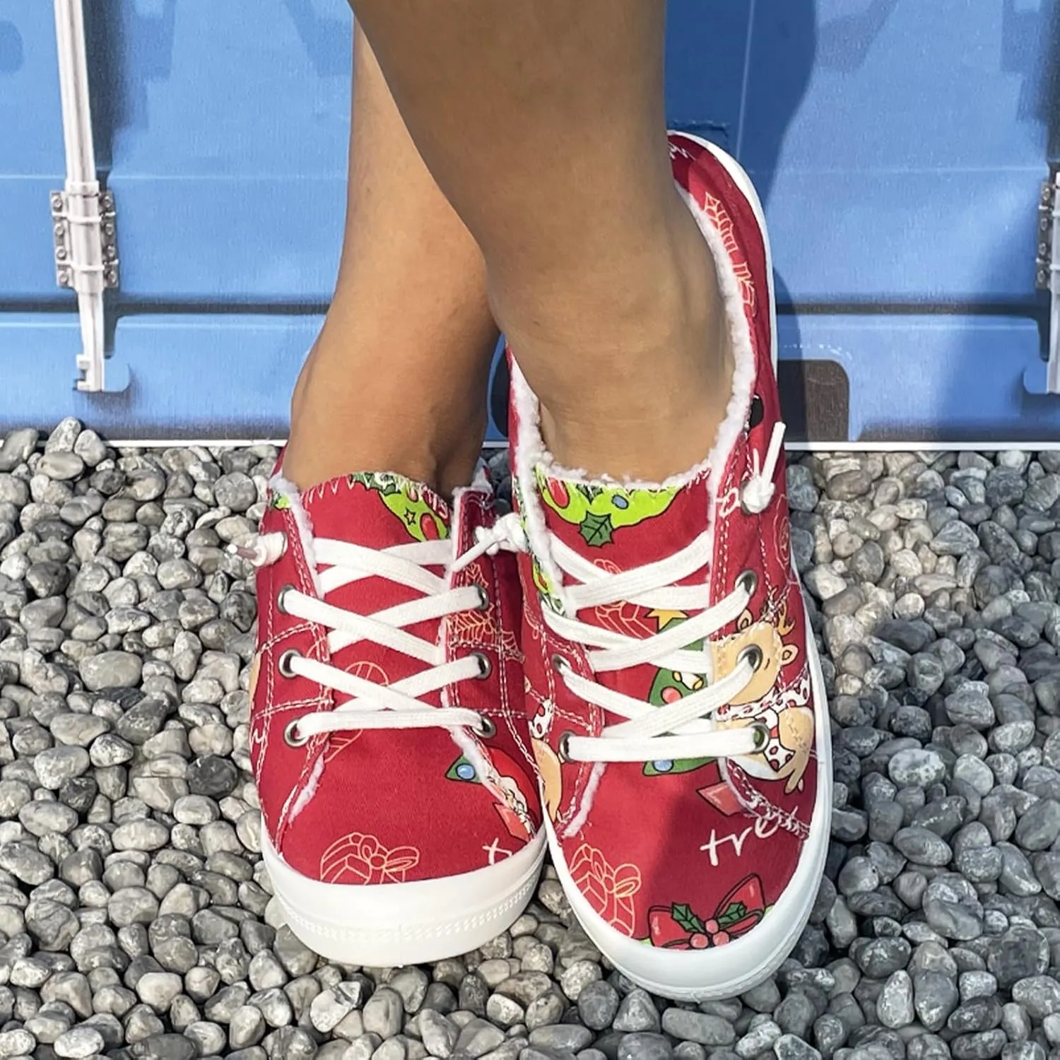 Festive Christmas-Themed Canvas Sneakers for Cheerful, Fashionable Young Girls